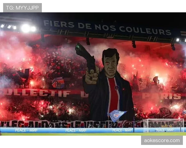 莱比锡对阵法兰克福赛前，球迷展示反对欧冠改制巨型TIFO