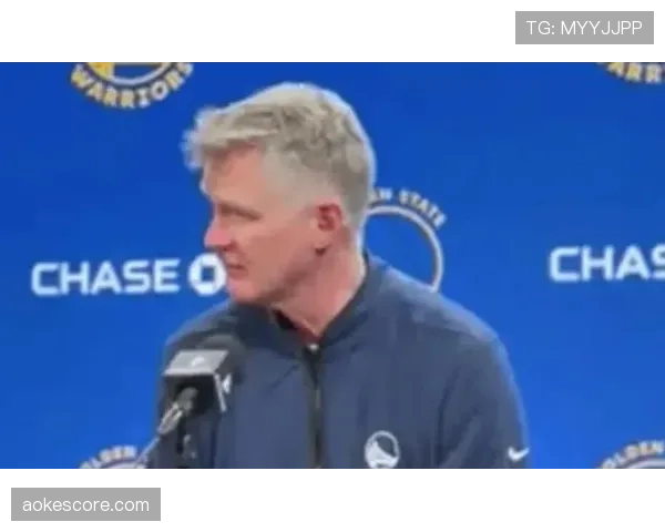 场边视角:勇士队科尔教练针对一次失败的侧翼战术,与助教激烈讨论。 场边视角:勇士队科尔教练针对一次失败的侧翼战术,与助教激烈讨论。