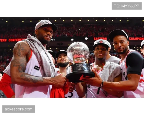 特写:老将洛瑞在猛龙主场收到致敬视频,动情落泪 特写:老将洛瑞在猛龙主场收到致敬视频,动情落泪